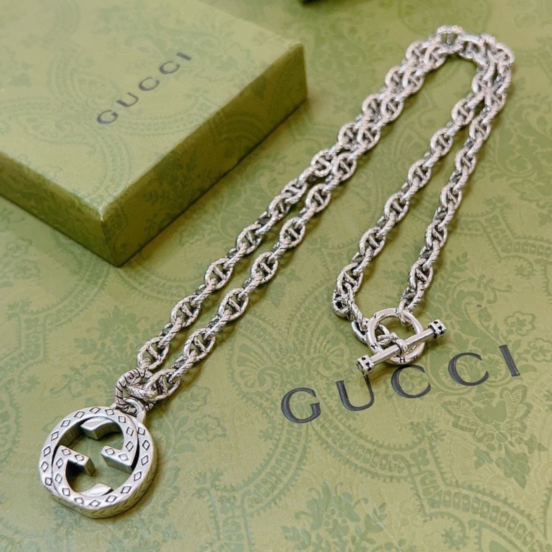 G*u*i necklaces